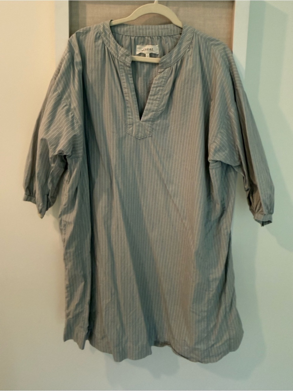 THE GREAT. Men's Light Gray Pinstripe Button-Down Tunic Shirt
